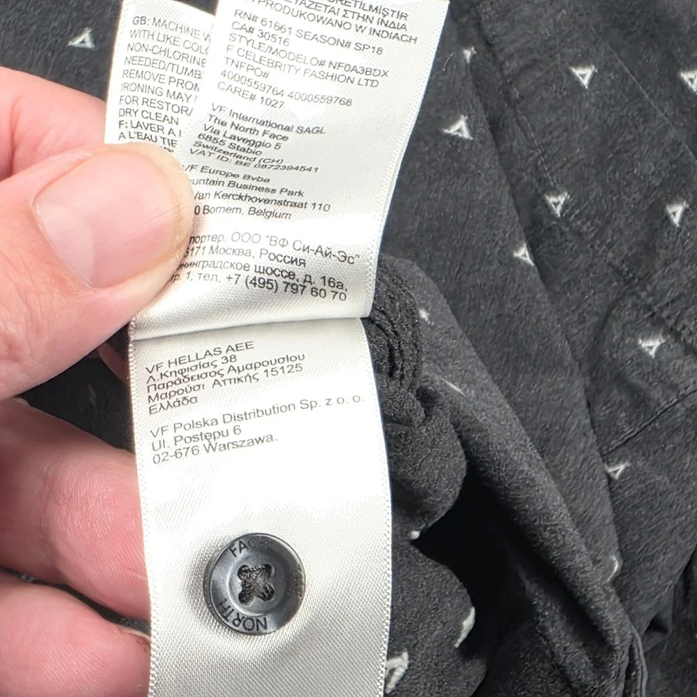 The North Face Mens‎ XL Short Sleeve Button Up Shirt Gray Triangle tent print
